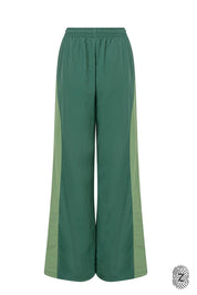 The TOUCH club.מכנס ניילון ארוך - בשילוב של 2 גוונים - ירוק בקבוק וירוק בהיר.מכנס מבד ניילון - גוון עיקרי ירוק בקבוק ושילוב של גוון ירוק בהיר. גומי במותן ושרוכים נשלפים, לוגו TOUCH בטביעת אצבע עם מחזיר אור, סיומת עם כפתור וגומי להידוק הסיומת. מאפיינים:בד ניילון - קל ונעים למגע.בגוון ירוק בקבוק וירוק בהיר.בגלל שילוב הצבעים - יש לכבס בנפרד ובתוכנית עדינה וקצרה. לוגו TOUCH - מחזיר אור.גומי במותן עם שרוכים נשלפים להידוק.כיסים צדדים.סיומת עם כפתור וגומי פנימי להצרת סיומת המכנס.