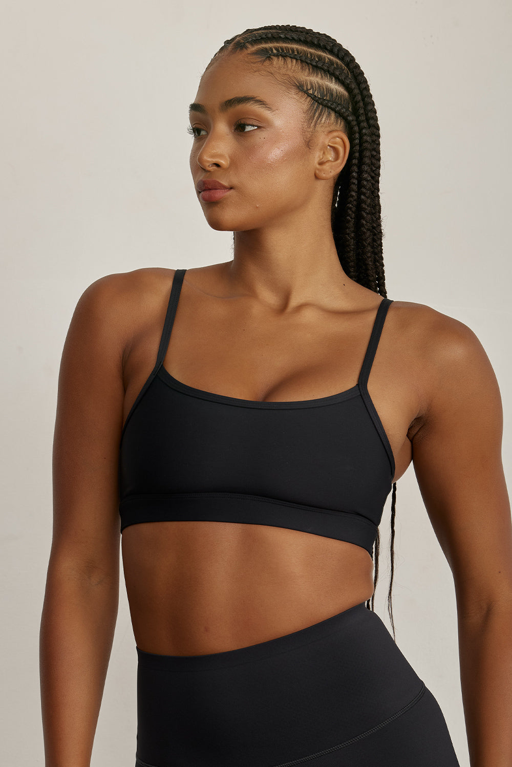FABRIC: 4 WAY STRETCH FABRIC.טופ מבד 4 כיוונים המתקדם ביותר שלנו, אשר מאופיין באלסטיות ניכרת לאורך כל ארבעת הצירים הראשיים, הבגד עוקב בצורה מושלמת אחר תנועות הגוף ומבטיח חופש פעולה מירבי.גזרה קלאסית קצרה ומחמיאההטופ בשילוב רצועות דקות.הטופ ללא ריפוד וגם ללא פתח להכנסת ריפוד.גוון שחור.