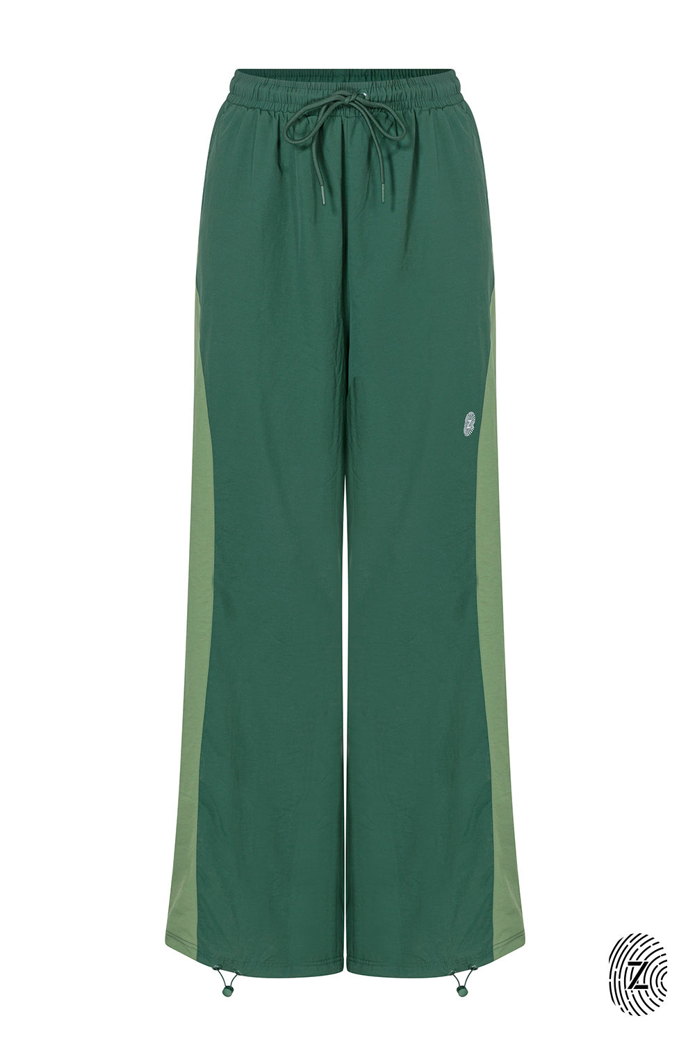 The TOUCH club.מכנס ניילון ארוך - בשילוב של 2 גוונים - ירוק בקבוק וירוק בהיר.מכנס מבד ניילון - גוון עיקרי ירוק בקבוק ושילוב של גוון ירוק בהיר. גומי במותן ושרוכים נשלפים, לוגו TOUCH בטביעת אצבע עם מחזיר אור, סיומת עם כפתור וגומי להידוק הסיומת. מאפיינים:בד ניילון - קל ונעים למגע.בגוון ירוק בקבוק וירוק בהיר.בגלל שילוב הצבעים - יש לכבס בנפרד ובתוכנית עדינה וקצרה. לוגו TOUCH - מחזיר אור.גומי במותן עם שרוכים נשלפים להידוק.כיסים צדדים.סיומת עם כפתור וגומי פנימי להצרת סיומת המכנס.