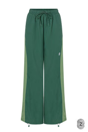 The TOUCH club.מכנס ניילון ארוך - בשילוב של 2 גוונים - ירוק בקבוק וירוק בהיר.מכנס מבד ניילון - גוון עיקרי ירוק בקבוק ושילוב של גוון ירוק בהיר. גומי במותן ושרוכים נשלפים, לוגו TOUCH בטביעת אצבע עם מחזיר אור, סיומת עם כפתור וגומי להידוק הסיומת. מאפיינים:בד ניילון - קל ונעים למגע.בגוון ירוק בקבוק וירוק בהיר.בגלל שילוב הצבעים - יש לכבס בנפרד ובתוכנית עדינה וקצרה. לוגו TOUCH - מחזיר אור.גומי במותן עם שרוכים נשלפים להידוק.כיסים צדדים.סיומת עם כפתור וגומי פנימי להצרת סיומת המכנס.