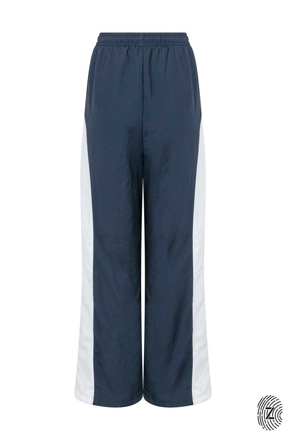 The TOUCH club.מכנס ניילון ארוך - בשילוב של 2 גוונים - כחול ולבן/קרם.מכנס מבד ניילון - גוון עיקרי כחול ושילוב של גוון לבן/קרם. גומי במותן ושרוכים נשלפים, לוגו TOUCH בטביעת אצבע עם מחזיר אור, סיומת עם כפתור וגומי להידוק הסיומת. מאפיינים:בד ניילון - קל ונעים למגע.בגוון כחול ושילוב לבן / קרם.בגלל שילוב הצבעים - יש לכבס בנפרד ובתוכנית עדינה וקצרה. לוגו TOUCH - מחזיר אור.גומי במותן עם שרוכים נשלפים להידוק.כיסים צדדים.סיומת עם כפתור וגומי פנימי להצרת סיומת המכנס.