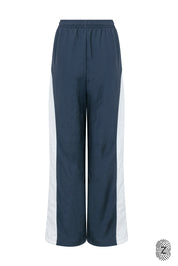 The TOUCH club.מכנס ניילון ארוך - בשילוב של 2 גוונים - כחול ולבן/קרם.מכנס מבד ניילון - גוון עיקרי כחול ושילוב של גוון לבן/קרם. גומי במותן ושרוכים נשלפים, לוגו TOUCH בטביעת אצבע עם מחזיר אור, סיומת עם כפתור וגומי להידוק הסיומת. מאפיינים:בד ניילון - קל ונעים למגע.בגוון כחול ושילוב לבן / קרם.בגלל שילוב הצבעים - יש לכבס בנפרד ובתוכנית עדינה וקצרה. לוגו TOUCH - מחזיר אור.גומי במותן עם שרוכים נשלפים להידוק.כיסים צדדים.סיומת עם כפתור וגומי פנימי להצרת סיומת המכנס.