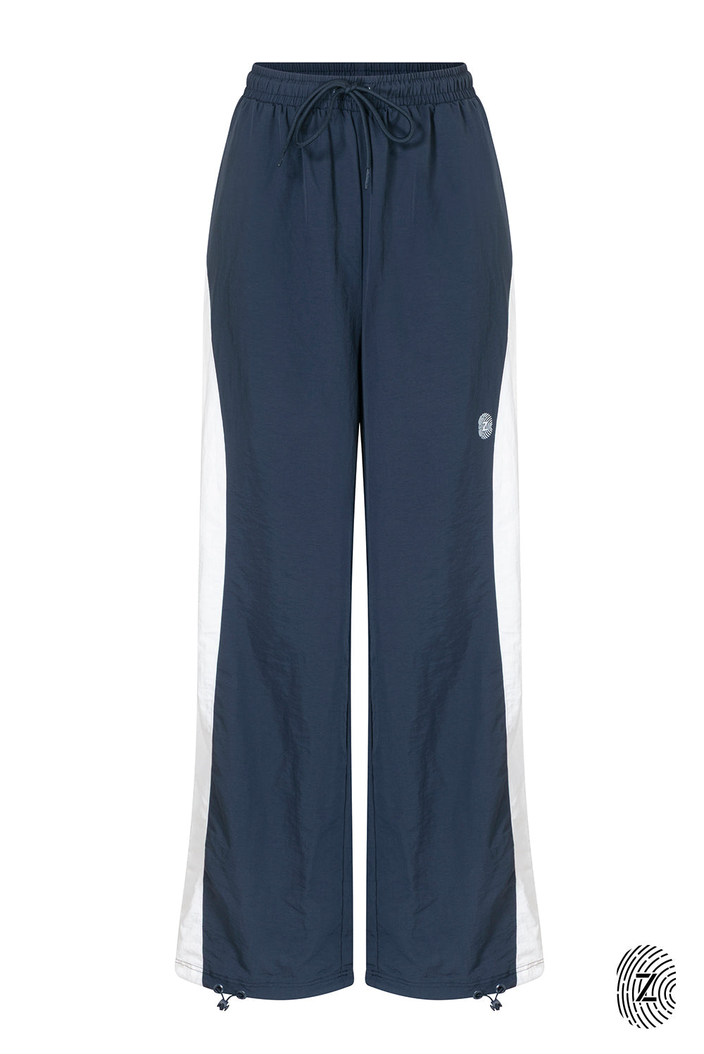 The TOUCH club.מכנס ניילון ארוך - בשילוב של 2 גוונים - כחול ולבן/קרם.מכנס מבד ניילון - גוון עיקרי כחול ושילוב של גוון לבן/קרם. גומי במותן ושרוכים נשלפים, לוגו TOUCH בטביעת אצבע עם מחזיר אור, סיומת עם כפתור וגומי להידוק הסיומת. מאפיינים:בד ניילון - קל ונעים למגע.בגוון כחול ושילוב לבן / קרם.בגלל שילוב הצבעים - יש לכבס בנפרד ובתוכנית עדינה וקצרה. לוגו TOUCH - מחזיר אור.גומי במותן עם שרוכים נשלפים להידוק.כיסים צדדים.סיומת עם כפתור וגומי פנימי להצרת סיומת המכנס.