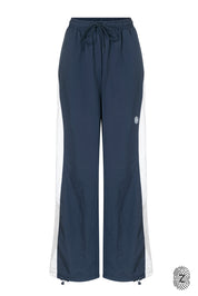 The TOUCH club.מכנס ניילון ארוך - בשילוב של 2 גוונים - כחול ולבן/קרם.מכנס מבד ניילון - גוון עיקרי כחול ושילוב של גוון לבן/קרם. גומי במותן ושרוכים נשלפים, לוגו TOUCH בטביעת אצבע עם מחזיר אור, סיומת עם כפתור וגומי להידוק הסיומת. מאפיינים:בד ניילון - קל ונעים למגע.בגוון כחול ושילוב לבן / קרם.בגלל שילוב הצבעים - יש לכבס בנפרד ובתוכנית עדינה וקצרה. לוגו TOUCH - מחזיר אור.גומי במותן עם שרוכים נשלפים להידוק.כיסים צדדים.סיומת עם כפתור וגומי פנימי להצרת סיומת המכנס.