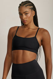 FABRIC: 4 WAY STRETCH FABRIC.טופ מבד 4 כיוונים המתקדם ביותר שלנו, אשר מאופיין באלסטיות ניכרת לאורך כל ארבעת הצירים הראשיים, הבגד עוקב בצורה מושלמת אחר תנועות הגוף ומבטיח חופש פעולה מירבי.גזרה קלאסית קצרה ומחמיאההטופ בשילוב רצועות דקות.הטופ ללא ריפוד וגם ללא פתח להכנסת ריפוד.גוון שחור.