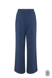 The Touch Club.מכנסיים מבד סקובה בגזרה נוחה עם סיומת רחבה.כוללים כיסים צדדיים וגומי במותן עם שרוך להתאמה אישית. המכנס מבד סקובה נעים במיוחד, מתאימים לשימוש יומיומי.מאפיינים:סיומת רחבה.כיסים צדדים.גומי במותן עם שרוך חיצוני נשלף.פסים לקראת סיומת המכנס.לוגו TOUCH מתחת לכיס בגוון התואם לפריט.גוון נייבי