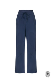 The Touch Club.מכנסיים מבד סקובה בגזרה נוחה עם סיומת רחבה.כוללים כיסים צדדיים וגומי במותן עם שרוך להתאמה אישית. המכנס מבד סקובה נעים במיוחד, מתאימים לשימוש יומיומי.מאפיינים:סיומת רחבה.כיסים צדדים.גומי במותן עם שרוך חיצוני נשלף.פסים לקראת סיומת המכנס.לוגו TOUCH מתחת לכיס בגוון התואם לפריט.גוון נייבי