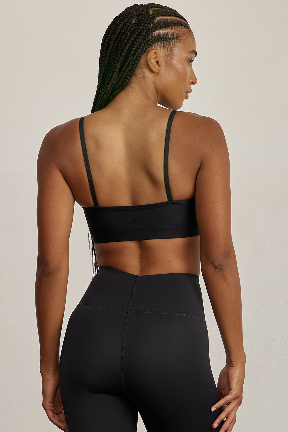FABRIC: 4 WAY STRETCH FABRIC.טופ מבד 4 כיוונים המתקדם ביותר שלנו, אשר מאופיין באלסטיות ניכרת לאורך כל ארבעת הצירים הראשיים, הבגד עוקב בצורה מושלמת אחר תנועות הגוף ומבטיח חופש פעולה מירבי.גזרה קלאסית קצרה ומחמיאההטופ בשילוב רצועות דקות.הטופ ללא ריפוד וגם ללא פתח להכנסת ריפוד.גוון שחור.