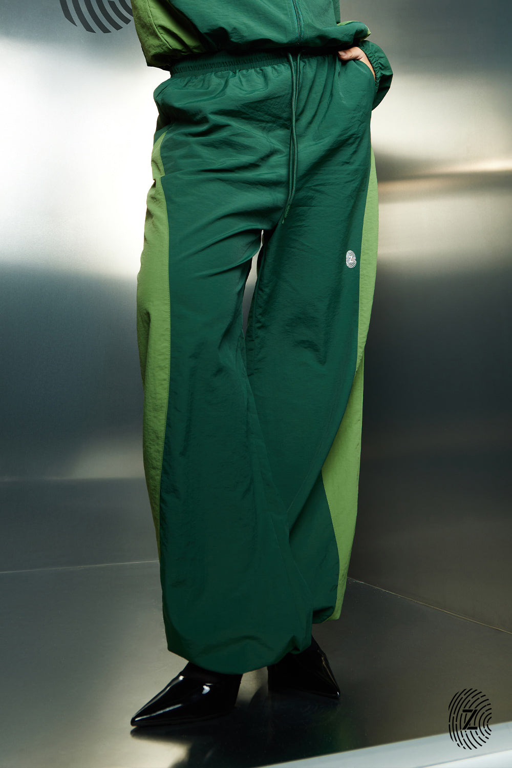 The TOUCH club.מכנס ניילון ארוך - בשילוב של 2 גוונים - ירוק בקבוק וירוק בהיר.מכנס מבד ניילון - גוון עיקרי ירוק בקבוק ושילוב של גוון ירוק בהיר. גומי במותן ושרוכים נשלפים, לוגו TOUCH בטביעת אצבע עם מחזיר אור, סיומת עם כפתור וגומי להידוק הסיומת. מאפיינים:בד ניילון - קל ונעים למגע.בגוון ירוק בקבוק וירוק בהיר.בגלל שילוב הצבעים - יש לכבס בנפרד ובתוכנית עדינה וקצרה. לוגו TOUCH - מחזיר אור.גומי במותן עם שרוכים נשלפים להידוק.כיסים צדדים.סיומת עם כפתור וגומי פנימי להצרת סיומת המכנס.