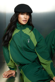 The TOUCH club.ג׳קט ניילון בשילוב 2 גוונים - רוכסן מלא.סטייל ופונקציונליות במוצר אחד: ג׳קט מבד ניילון בצבע ירוק בקבוק בשילוב גוון ירוק בהיר. רוכסן מלא, לוגו TOUCH בטביעת אצבע עם מחזיר אור וכפתורים עם שרוך פנימי להצרת הג׳קט.מאפיינים:בד ניילון - קל ונעים למגע.שילוב של 2 גוונים - גוון עיקרי - ירוק בקבוק, שילוב - ירוק בהיר.בגלל שילוב הצבעים - יש לכבס בנפרד ובתוכנית עדינה וקצרה. רוכסן מלא.לוגו TOUCH - מחזיר אור. שילוב של כפתור פנימי עם שרוך לצורך הצרת הפריט.סיומת השרוול עם גומי.