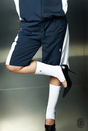 The TOUCH club.ברמודת ניילון - בשילוב של 2 גוונים - כחול ולבן/קרם.ברמודת מבד ניילון - גוון עיקרי כחול ושילוב של גוון לבן/קרם. גומי במותן ושרוכים נשלפים, לוגו TOUCH בטביעת אצבע עם מחזיר אור. מאפיינים:בד ניילון - קל ונעים למגע.בגוון כחול ושילוב לבן / קרם.בגלל שילוב הצבעים - יש לכבס בנפרד ובתוכנית עדינה וקצרה. לוגו TOUCH - מחזיר אור.גומי במותן עם שרוכים נשלפים להידוק.