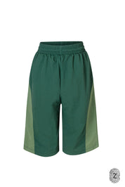 The TOUCH club.ברמודת ניילון - בשילוב של 2 גוונים - ירוק בקבוק וירוק בהיר.ברמודת מבד ניילון - גוון עיקרי ירוק בקבוק ושילוב של גוון ירוק בהיר. גומי במותן ושרוכים נשלפים, לוגו TOUCH בטביעת אצבע עם מחזיר אור. מאפיינים:בד ניילון - קל ונעים למגע.בגוון ירוק בקבוק ושילוב ירוק בהיר.בגלל שילוב הצבעים - יש לכבס בנפרד ובתוכנית עדינה וקצרה. לוגו TOUCH - מחזיר אור.גומי במותן עם שרוכים נשלפים להידוק.