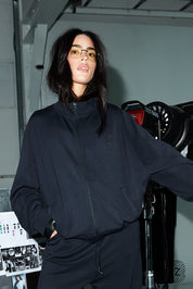 The TOUCH club.ג'קט רוכסן מלא מבד סקובה. הכירי את הג'קט המושלם למראה ספורטיבי ומעודכן. עשוי מבד סקובה איכותי ואלסטי, תחושת נוחות שאין לה תחליף. הג'קט הוא רוכסן מלא, אידיאלי לשימוש ביום-יום, הג׳קט בשילוב כיסים צדדים.מאפיינים:עשוי מבד סקובה איכותי ומפנק (לא מנדף זיעה). רוכסן מלא ובשילוב כיסים צדדים פרונטליים.מתאים לשימוש יומיומי.לוגו  TOUCH עם טביעת האצבע.סיומת פסי ריב בצווארון ובסיומת הג׳קט.שילוב של פסים בשרוולי הג׳קט.גוון שחור.