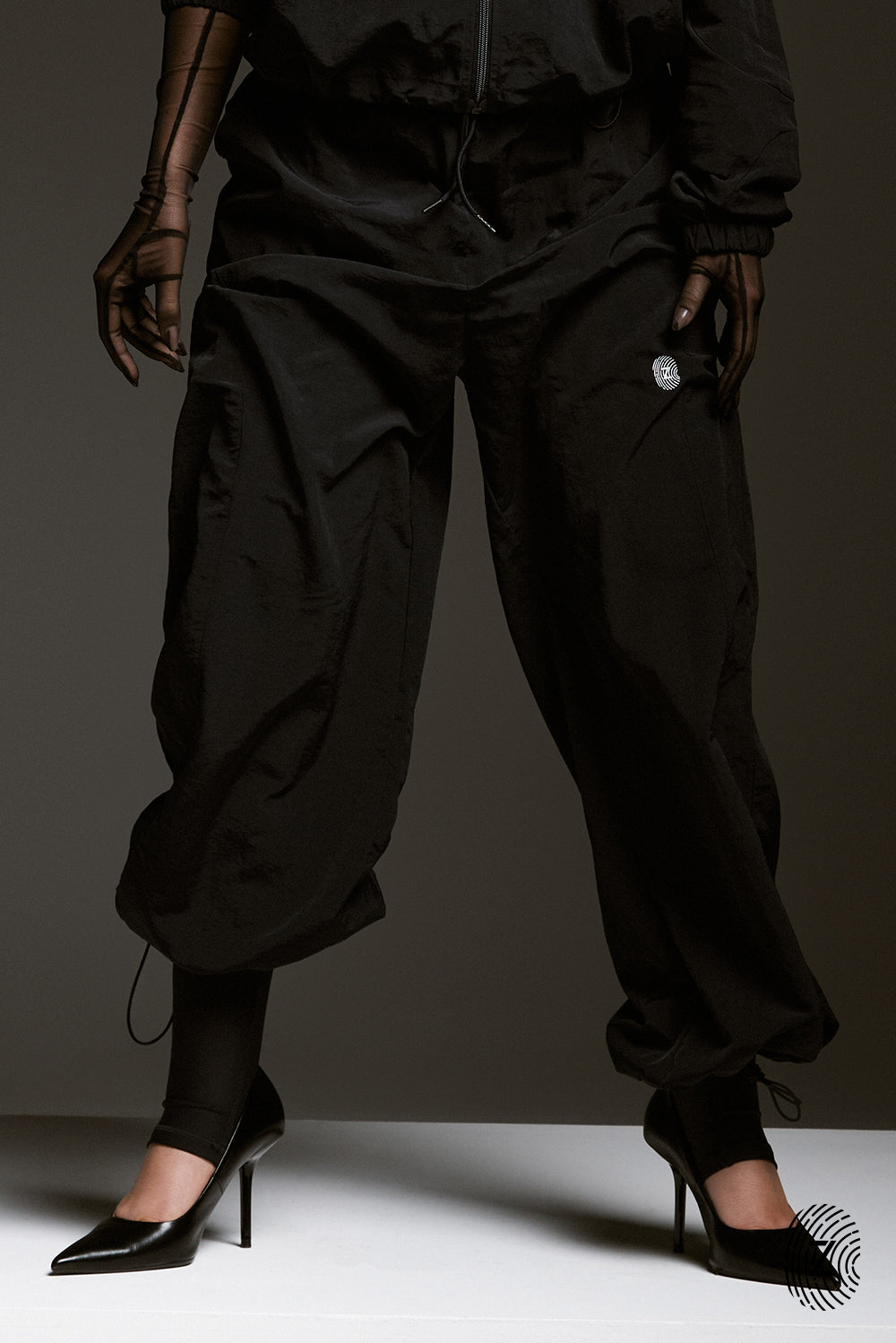 The TOUCH club.מכנס ניילון ארוך - בגוון שחור.מכנס מבד ניילון - גוון שחור. גומי במותן ושרוכים נשלפים, לוגו TOUCH בטביעת אצבע עם מחזיר אור, סיומת עם כפתור וגומי להידוק הסיומת. מאפיינים:בד ניילון - קל ונעים למגע.בגוון שחור.בגלל שילוב הצבעים - יש לכבס בנפרד ובתוכנית עדינה וקצרה. לוגו TOUCH - מחזיר אור.גומי במותן עם שרוכים נשלפים להידוק.כיסים צדדים.סיומת עם כפתור וגומי פנימי להצרת סיומת המכנס.