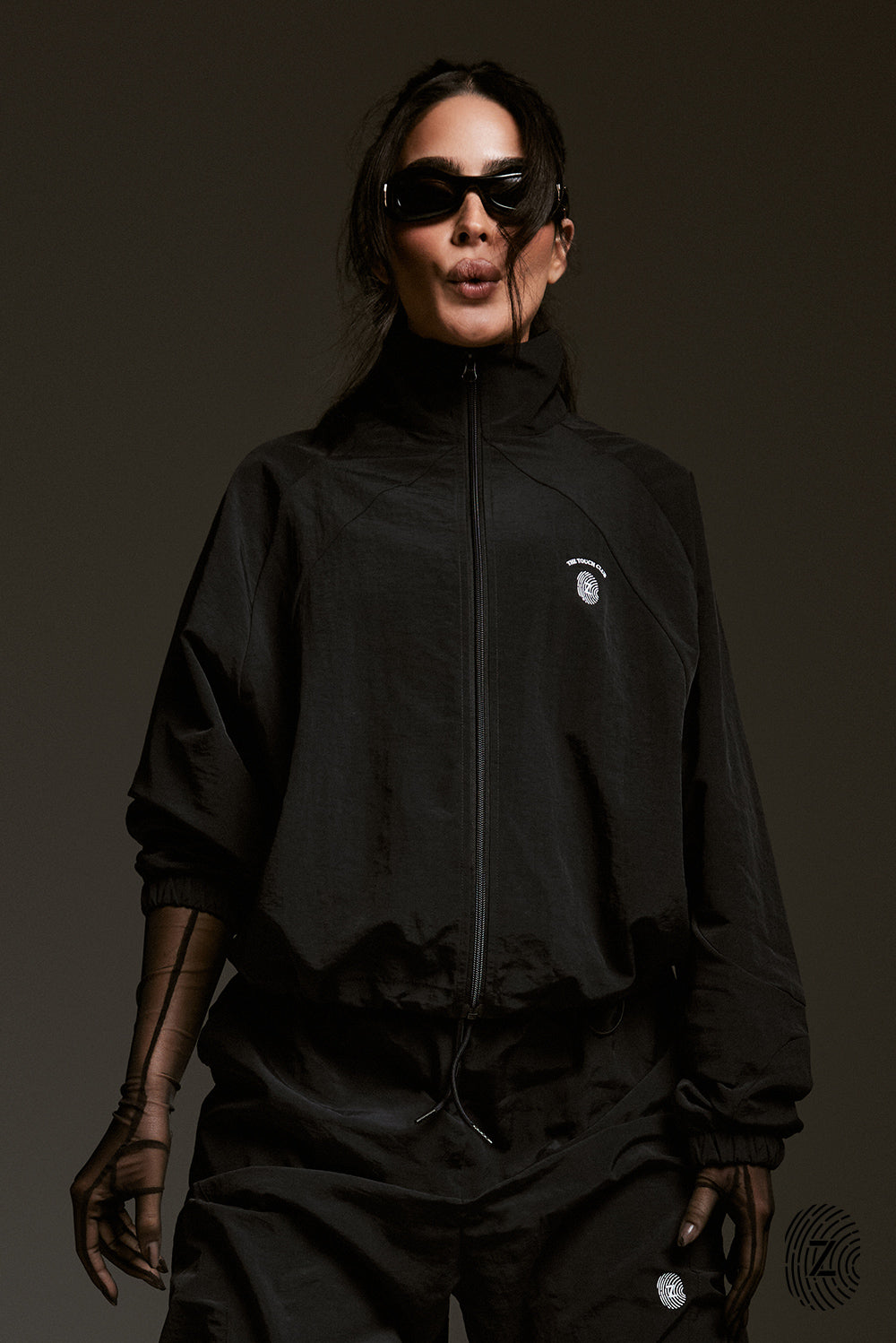 The TOUCH club.ג׳קט ניילון - רוכסן מלא, בגוון שחור.לתשומת לבך - הג׳קט אינו מסתיים בבד רשת,  בתמונה הראשית של ספיר יש שילוב נפרד של בד רשת, הג׳קט עצמו הוא כמו בשאר התמונות.סטייל ופונקציונליות במוצר אחד: ג׳קט מבד ניילון בצבע שחור. רוכסן מלא, לוגו TOUCH בטביעת אצבע עם מחזיר אור וכפתורים עם שרוך פנימי להצרת הג׳קט.מאפיינים:בד ניילון - קל ונעים למגע.בגוון שחור.בגלל שילוב הצבעים - יש לכבס בנפרד ובתוכנית עדינה וקצרה. רוכסן מלא.לוגו TOUCH - מחזיר אור. שילוב של כפתור פנימי עם שרוך לצורך הצרת הפריט.סיומת השרוול עם גומ