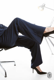 The Touch Club.מכנסיים מבד סקובה בגזרה נוחה עם סיומת רחבה.כוללים כיסים צדדיים וגומי במותן עם שרוך להתאמה אישית. המכנס מבד סקובה נעים במיוחד, מתאימים לשימוש יומיומי.מאפיינים:סיומת רחבה.כיסים צדדים.גומי במותן עם שרוך חיצוני נשלף.פסים לקראת סיומת המכנס.לוגו TOUCH מתחת לכיס בגוון התואם לפריט.גוון נייבי