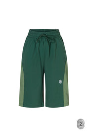 The TOUCH club.ברמודת ניילון - בשילוב של 2 גוונים - ירוק בקבוק וירוק בהיר.ברמודת מבד ניילון - גוון עיקרי ירוק בקבוק ושילוב של גוון ירוק בהיר. גומי במותן ושרוכים נשלפים, לוגו TOUCH בטביעת אצבע עם מחזיר אור. מאפיינים:בד ניילון - קל ונעים למגע.בגוון ירוק בקבוק ושילוב ירוק בהיר.בגלל שילוב הצבעים - יש לכבס בנפרד ובתוכנית עדינה וקצרה. לוגו TOUCH - מחזיר אור.גומי במותן עם שרוכים נשלפים להידוק.