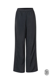 The TOUCH club.מכנס ניילון ארוך - בגוון שחור.מכנס מבד ניילון - גוון שחור. גומי במותן ושרוכים נשלפים, לוגו TOUCH בטביעת אצבע עם מחזיר אור, סיומת עם כפתור וגומי להידוק הסיומת. מאפיינים:בד ניילון - קל ונעים למגע.בגוון שחור.בגלל שילוב הצבעים - יש לכבס בנפרד ובתוכנית עדינה וקצרה. לוגו TOUCH - מחזיר אור.גומי במותן עם שרוכים נשלפים להידוק.כיסים צדדים.סיומת עם כפתור וגומי פנימי להצרת סיומת המכנס.