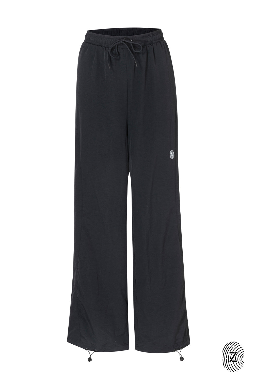 The TOUCH club.מכנס ניילון ארוך - בגוון שחור.מכנס מבד ניילון - גוון שחור. גומי במותן ושרוכים נשלפים, לוגו TOUCH בטביעת אצבע עם מחזיר אור, סיומת עם כפתור וגומי להידוק הסיומת. מאפיינים:בד ניילון - קל ונעים למגע.בגוון שחור.בגלל שילוב הצבעים - יש לכבס בנפרד ובתוכנית עדינה וקצרה. לוגו TOUCH - מחזיר אור.גומי במותן עם שרוכים נשלפים להידוק.כיסים צדדים.סיומת עם כפתור וגומי פנימי להצרת סיומת המכנס.