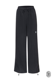 The TOUCH club.מכנס ניילון ארוך - בגוון שחור.מכנס מבד ניילון - גוון שחור. גומי במותן ושרוכים נשלפים, לוגו TOUCH בטביעת אצבע עם מחזיר אור, סיומת עם כפתור וגומי להידוק הסיומת. מאפיינים:בד ניילון - קל ונעים למגע.בגוון שחור.בגלל שילוב הצבעים - יש לכבס בנפרד ובתוכנית עדינה וקצרה. לוגו TOUCH - מחזיר אור.גומי במותן עם שרוכים נשלפים להידוק.כיסים צדדים.סיומת עם כפתור וגומי פנימי להצרת סיומת המכנס.