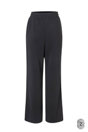 The Touch Club.מכנסיים מבד סקובה בגזרה נוחה עם סיומת רחבה.כוללים כיסים צדדיים וגומי במותן עם שרוך להתאמה אישית. המכנס מבד סקובה נעים במיוחד, מתאימים לשימוש יומיומי.מאפיינים:סיומת רחבה.כיסים צדדים.גומי במותן עם שרוך חיצוני נשלף.פסים לקראת סיומת המכנס.לוגו TOUCH מתחת לכיס בגוון התואם לפריט.גוון שחור.