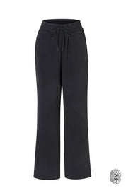 The Touch Club.מכנסיים מבד סקובה בגזרה נוחה עם סיומת רחבה.כוללים כיסים צדדיים וגומי במותן עם שרוך להתאמה אישית. המכנס מבד סקובה נעים במיוחד, מתאימים לשימוש יומיומי.מאפיינים:סיומת רחבה.כיסים צדדים.גומי במותן עם שרוך חיצוני נשלף.פסים לקראת סיומת המכנס.לוגו TOUCH מתחת לכיס בגוון התואם לפריט.גוון שחור.