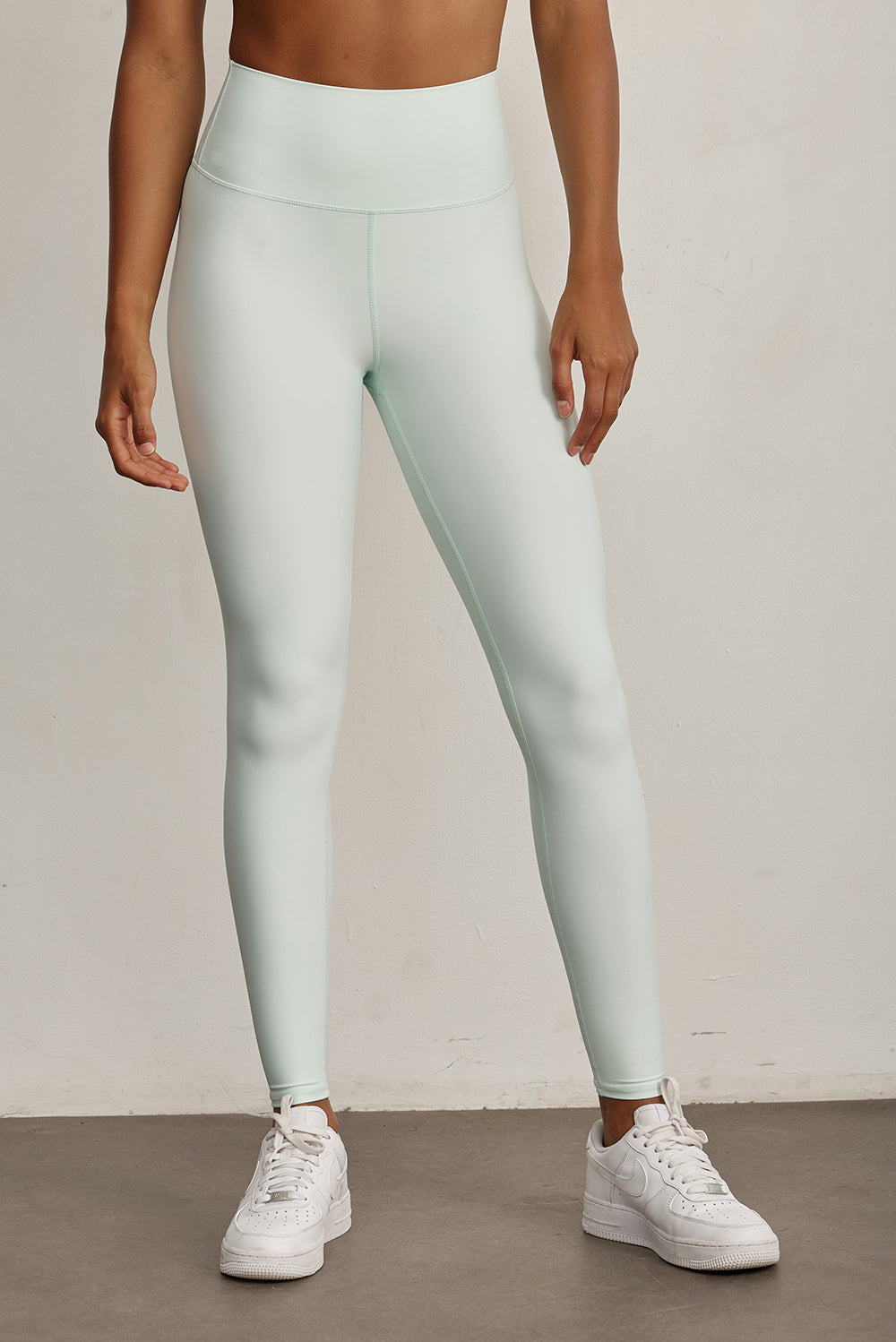 FABRIC: 4 WAY STRETCH FABRIC.הבד המתקדם ביותר שלנו המאופיין באלסטיות ניכרת לאורך כל ארבעת הצירים הראשיים, הבגד עוקב בצורה מושלמת אחר תנועות הגוף ומבטיח חופש פעולה מירבי.טייץ בגזרה גבוהה מאוד.לוגו Z בחגורת הטייץ בחלק האחורי.גוון מנטה.
