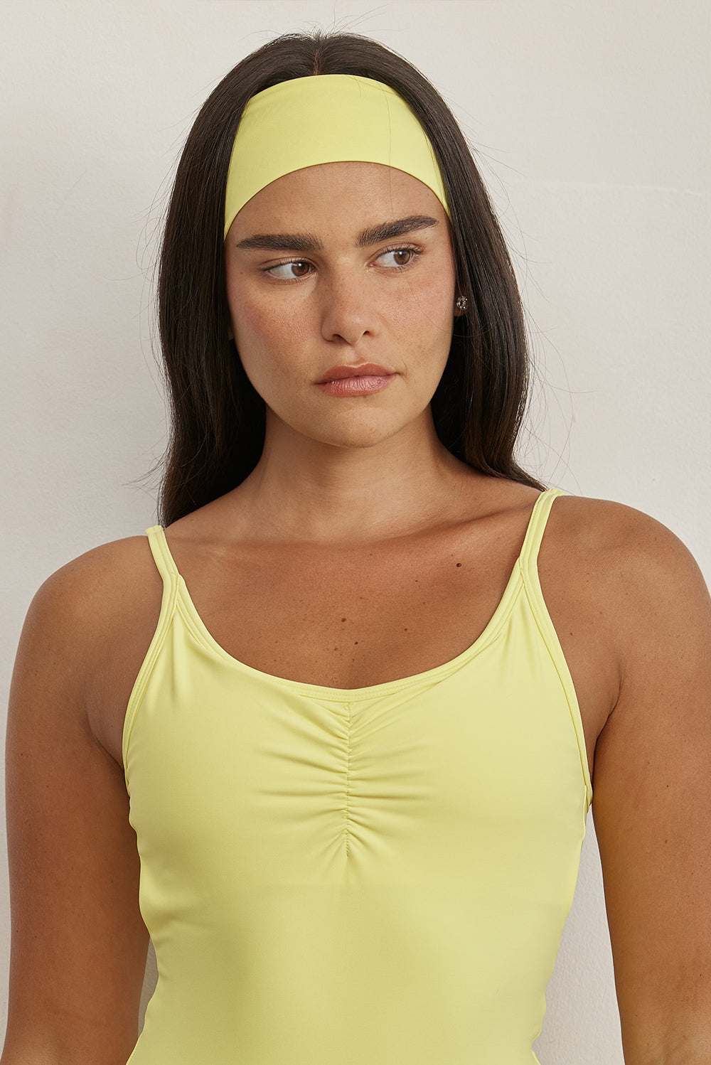 HAIRBANDסרט לשיער ברוחב 6 ס״מ.בשילוב של סיליקון פנימי (מונע החלקה).גוון צהוב.לוגו פנימי Z.הסרט מבד FOUR WAY STRETCH.