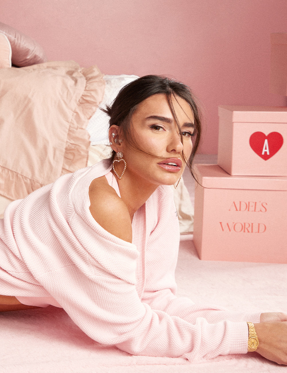 קרדיגן Zקרדיגן קלאסי, עשוי בד סרוג רך ונעים למגע. הגזרה הרפויה משתלבת בקלות עם כל לוק ומתאימה ליום ולערב. סגירת כפתורים קדמית, מפתח V וכיס קדמי.-בד סרוג רך ונושם.-סגירת כפתורים קדמית.-מפתח V מחמיא.-כיס קדמי.-צבע: ורוד.