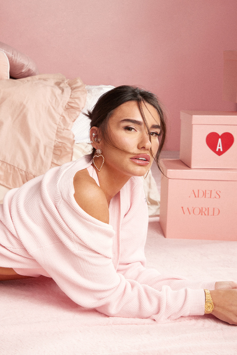 קרדיגן Zקרדיגן קלאסי, עשוי בד סרוג רך ונעים למגע. הגזרה הרפויה משתלבת בקלות עם כל לוק ומתאימה ליום ולערב. סגירת כפתורים קדמית, מפתח V וכיס קדמי.-בד סרוג רך ונושם.-סגירת כפתורים קדמית.-מפתח V מחמיא.-כיס קדמי.-צבע: ורוד.