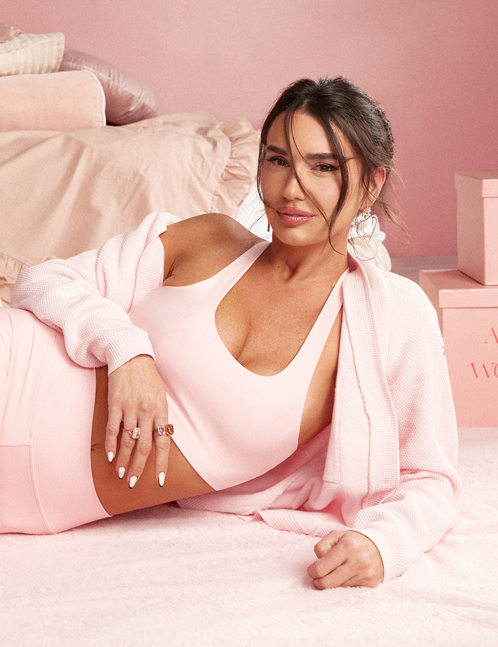 קרדיגן Zקרדיגן קלאסי, עשוי בד סרוג רך ונעים למגע. הגזרה הרפויה משתלבת בקלות עם כל לוק ומתאימה ליום ולערב. סגירת כפתורים קדמית, מפתח V וכיס קדמי.-בד סרוג רך ונושם.-סגירת כפתורים קדמית.-מפתח V מחמיא.-כיס קדמי.-צבע: ורוד.