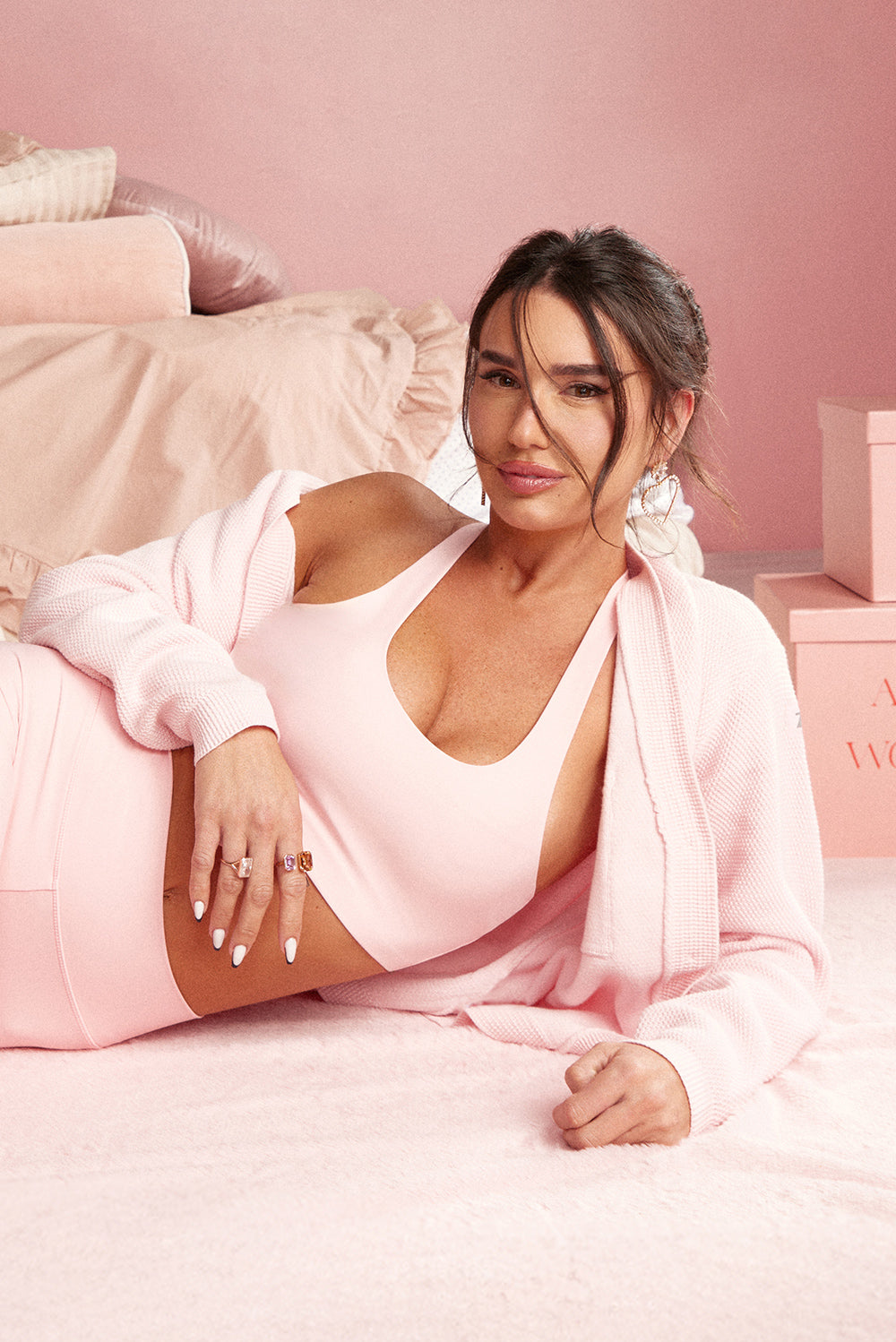 קרדיגן Zקרדיגן קלאסי, עשוי בד סרוג רך ונעים למגע. הגזרה הרפויה משתלבת בקלות עם כל לוק ומתאימה ליום ולערב. סגירת כפתורים קדמית, מפתח V וכיס קדמי.-בד סרוג רך ונושם.-סגירת כפתורים קדמית.-מפתח V מחמיא.-כיס קדמי.-צבע: ורוד.