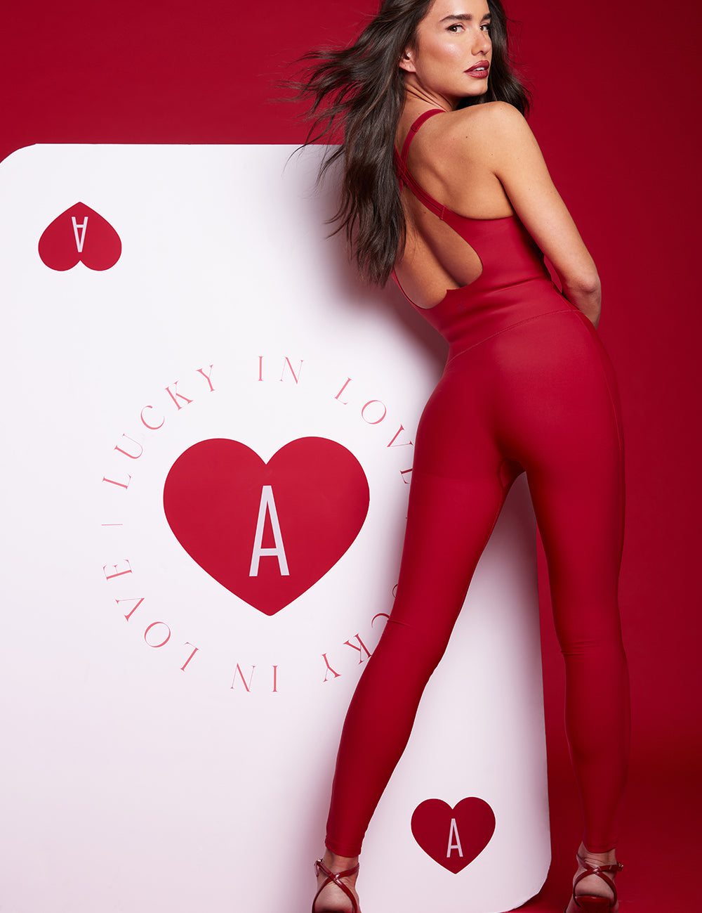 ADEL'S WORLDאוברול מבד 4 כיוונים, הבד המתקדם ביותר שלנו המאופיין באלסטיות ניכרת לאורך כל ארבעת הצירים הראשיים, הבגד עוקב בצורה מושלמת אחר תנועות הגוף ומבטיח חופש פעולה מירבי.האוברול עם אלמנט חיתוך לייזר בצורת לב בגב.האוברול עם שכבה פנימית באזור החזה וריפוד נשלף.לוגו Z בחלק האחורי.גוון אדום.