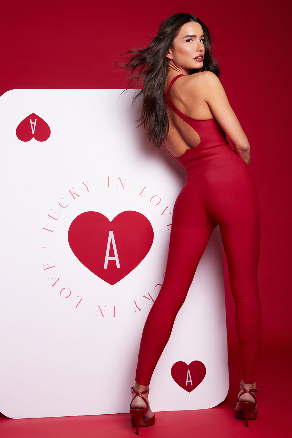 ADEL'S WORLDאוברול מבד 4 כיוונים, הבד המתקדם ביותר שלנו המאופיין באלסטיות ניכרת לאורך כל ארבעת הצירים הראשיים, הבגד עוקב בצורה מושלמת אחר תנועות הגוף ומבטיח חופש פעולה מירבי.האוברול עם אלמנט חיתוך לייזר בצורת לב בגב.האוברול עם שכבה פנימית באזור החזה וריפוד נשלף.לוגו Z בחלק האחורי.גוון אדום.