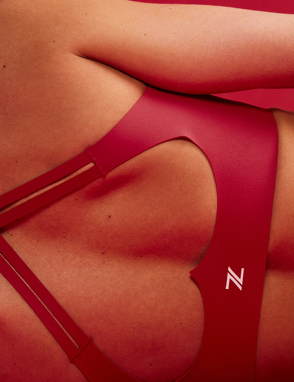 לתשומת לבך - בתמונה של אדל, הגוון יכול להיראות מעט שונה בגלל התאורה.ADEL'S WORLDטופ מבד 4 כיוונים, הבד המתקדם ביותר שלנו המאופיין באלסטיות ניכרת לאורך כל ארבעת הצירים הראשיים, הבגד עוקב בצורה מושלמת אחר תנועות הגוף ומבטיח חופש פעולה מירבי.הטופ עם אלמנט חיתוך לייזר בצורת לב בגב.הטופ כולל אלמנט של ריפוד נשלף.לוגו Z בחלק האחורי.גוון אדום.המלצת יועצת המידות: אם את בין מידות, מומלץ לרכוש את המידה הקטנה יותר. 