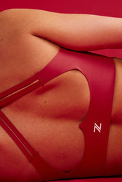 לתשומת לבך - בתמונה של אדל, הגוון יכול להיראות מעט שונה בגלל התאורה.ADEL'S WORLDטופ מבד 4 כיוונים, הבד המתקדם ביותר שלנו המאופיין באלסטיות ניכרת לאורך כל ארבעת הצירים הראשיים, הבגד עוקב בצורה מושלמת אחר תנועות הגוף ומבטיח חופש פעולה מירבי.הטופ עם אלמנט חיתוך לייזר בצורת לב בגב.הטופ כולל אלמנט של ריפוד נשלף.לוגו Z בחלק האחורי.גוון אדום.המלצת יועצת המידות: אם את בין מידות, מומלץ לרכוש את המידה הקטנה יותר. 