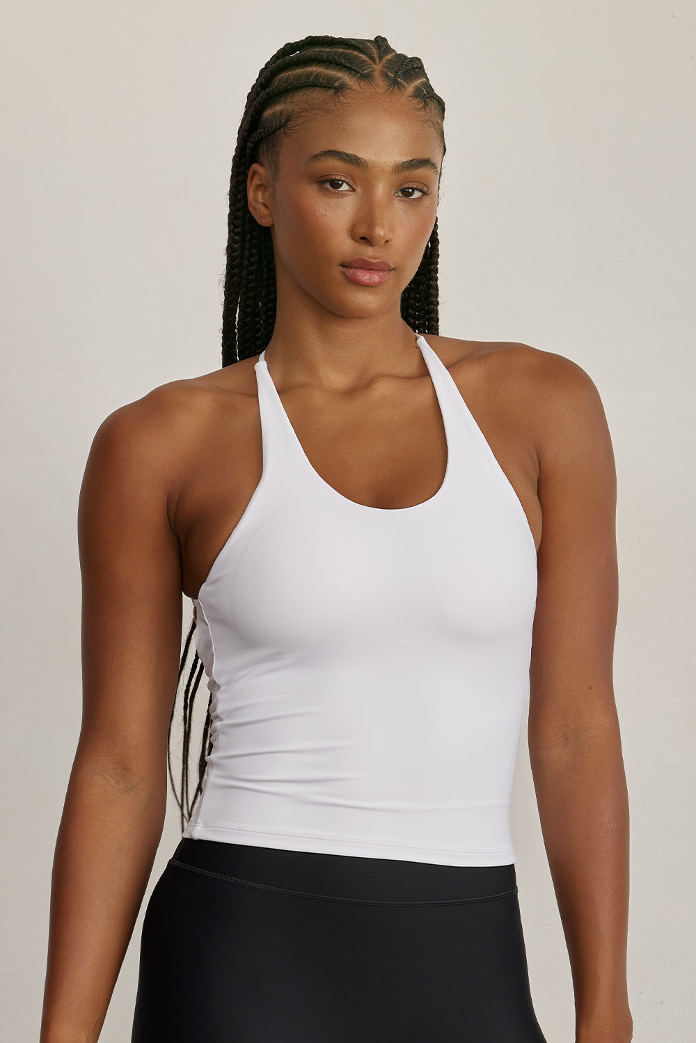 FABRIC: 4 WAY STRETCH FABRIC.גופייה מבד 4 כיוונים המתקדם, אשר מאופיין באלסטיות ניכרת לאורך כל ארבעת הצירים הראשיים, הבגד עוקב בצורה מושלמת אחר תנועות הגוף ומבטיח חופש פעולה מירבי.גזרה קלאסית, מעט ארוכה.הגופייה בשילוב שכבה פנימית מבד מרושת.הגופייה בשילוב של ריפוד נשלף. רצועות בגב אשר יוצרות X.לוגו Z בגב הפריט.גוון לבן.