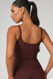 FABRIC: 4 WAY STRETCH FABRIC.גופייה מבד 4 כיוונים המתקדם, אשר מאופיין באלסטיות ניכרת לאורך כל ארבעת הצירים הראשיים, הבגד עוקב בצורה מושלמת אחר תנועות הגוף ומבטיח חופש פעולה מירבי.גזרה קלאסית, מעט ארוכה.הגופייה בשילוב שכבה פנימית וריפוד נשלף. לוגו Z בגב הפריט.הגופייה בשילוב רצועות מתכווננות בגב הפריט.גוון חום. 