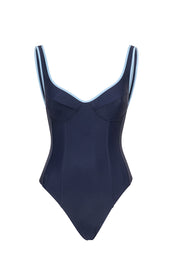 Swim-Club by Sapir Avisror's Touch בגד ים שלם.שילוב של פסים מחטבים על החלק הקדמי של בגד הים אשר מחמיאים לתצורת הגוף.גב פתוח.הבגד ים ללא ריפוד וללא פתח להכנסת ריפוד.לוגו טביעת אצבע בגב הפריט.הוראות כביסה - יש לכבס בכביסה ידנית בלבד.גוון כחול נייבי עם קונטרסט תכלת.לתשומת לבך - אין להסיר את מדבקת ההייגינה, במידה ותוסר לא ניתן יהיה לבצע החלפות/החזרות. 