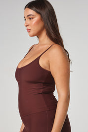 FABRIC: 4 WAY STRETCH FABRIC.גופייה מבד 4 כיוונים המתקדם, אשר מאופיין באלסטיות ניכרת לאורך כל ארבעת הצירים הראשיים, הבגד עוקב בצורה מושלמת אחר תנועות הגוף ומבטיח חופש פעולה מירבי.גזרה קלאסית, מעט ארוכה.הגופייה בשילוב שכבה פנימית וריפוד נשלף. לוגו Z בגב הפריט.הגופייה בשילוב רצועות מתכווננות בגב הפריט.גוון חום. 