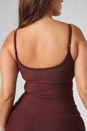 FABRIC: 4 WAY STRETCH FABRIC.גופייה מבד 4 כיוונים המתקדם, אשר מאופיין באלסטיות ניכרת לאורך כל ארבעת הצירים הראשיים, הבגד עוקב בצורה מושלמת אחר תנועות הגוף ומבטיח חופש פעולה מירבי.גזרה קלאסית, מעט ארוכה.הגופייה בשילוב שכבה פנימית וריפוד נשלף. לוגו Z בגב הפריט.הגופייה בשילוב רצועות מתכווננות בגב הפריט.גוון חום. 