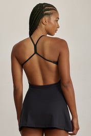 MEET: THE DRESS.3 IN 1 DRESS. THE ONE YOU NEED. MADE FROM POLYAMIDE FABRICשמלת ספורט מחמיאה ונעימה שלא רק לספורט.שילוב של שורט פנימי.שילוב של בטנה פנימית באזור החזרה (ללא ריפוד)גב פתוח עם רצועות עדינות.גוון: שחור.