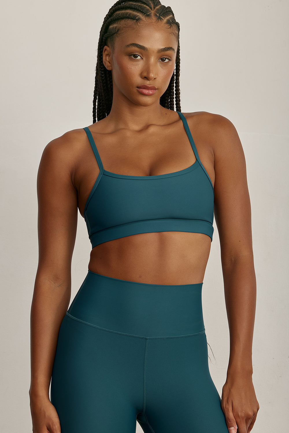 .FABRIC: 4 WAY STRETCH FABRICטופ מבד 4 כיוונים המתקדם ביותר שלנו, אשר מאופיין באלסטיות ניכרת לאורך כל ארבעת הצירים הראשיים, הבגד עוקב בצורה מושלמת אחר תנועות הגוף ומבטיח חופש פעולה מירבי.גזרה קלאסית קצרה ומחמיאההטופ בשילוב רצועות דקות.הטופ ללא ריפוד וגם ללא פתח להכנסת ריפוד.גוון טורקיז.