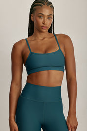 .FABRIC: 4 WAY STRETCH FABRICטופ מבד 4 כיוונים המתקדם ביותר שלנו, אשר מאופיין באלסטיות ניכרת לאורך כל ארבעת הצירים הראשיים, הבגד עוקב בצורה מושלמת אחר תנועות הגוף ומבטיח חופש פעולה מירבי.גזרה קלאסית קצרה ומחמיאההטופ בשילוב רצועות דקות.הטופ ללא ריפוד וגם ללא פתח להכנסת ריפוד.גוון טורקיז.