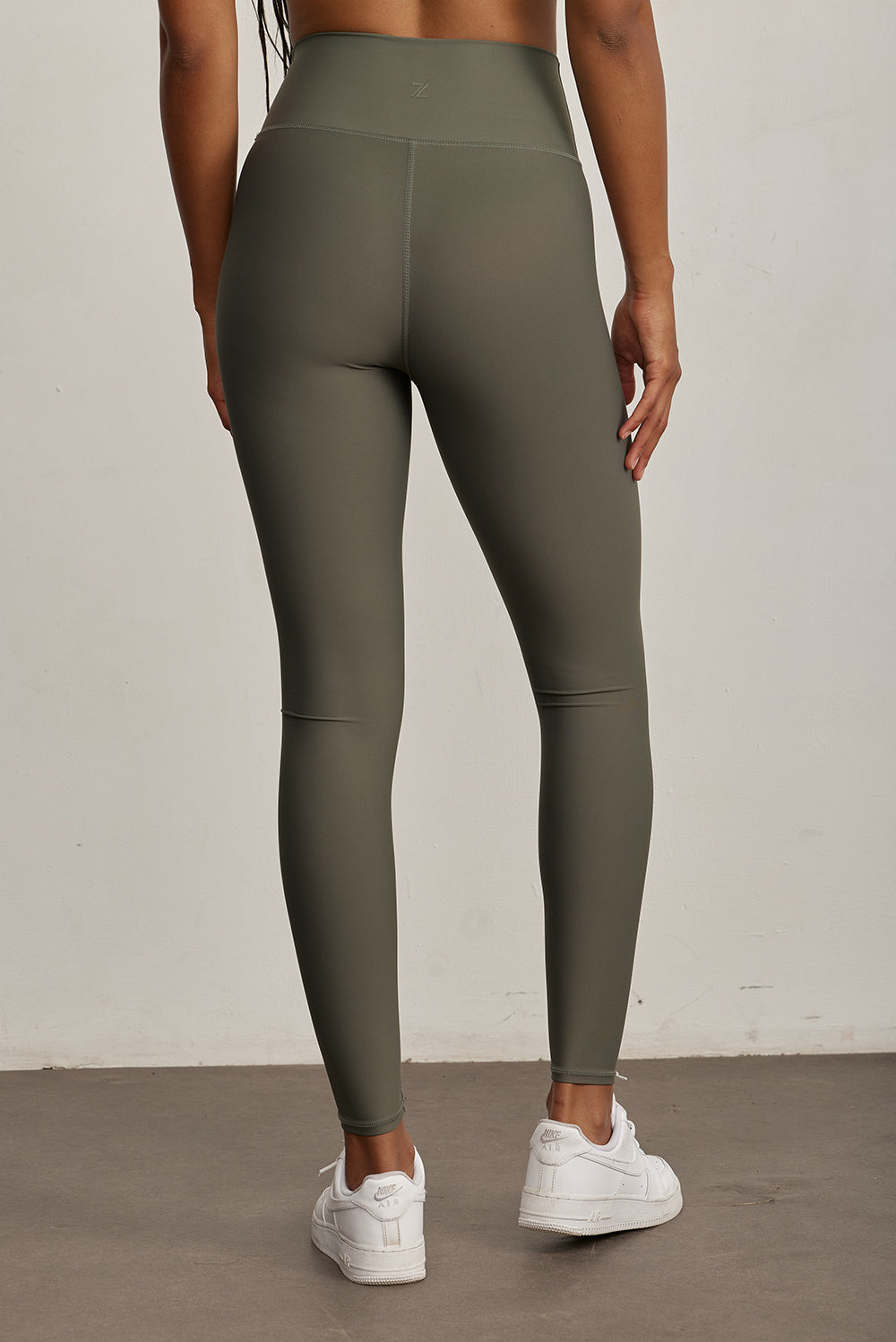 FABRIC: 4 WAY STRETCH FABRIC.הבד המתקדם ביותר שלנו המאופיין באלסטיות ניכרת לאורך כל ארבעת הצירים הראשיים, הבגד עוקב בצורה מושלמת אחר תנועות הגוף ומבטיח חופש פעולה מירבי.טייץ בגזרה גבוהה מאוד.לוגו Z בחגורת הטייץ בחלק האחורי.גוון ירוק/אפרפר.