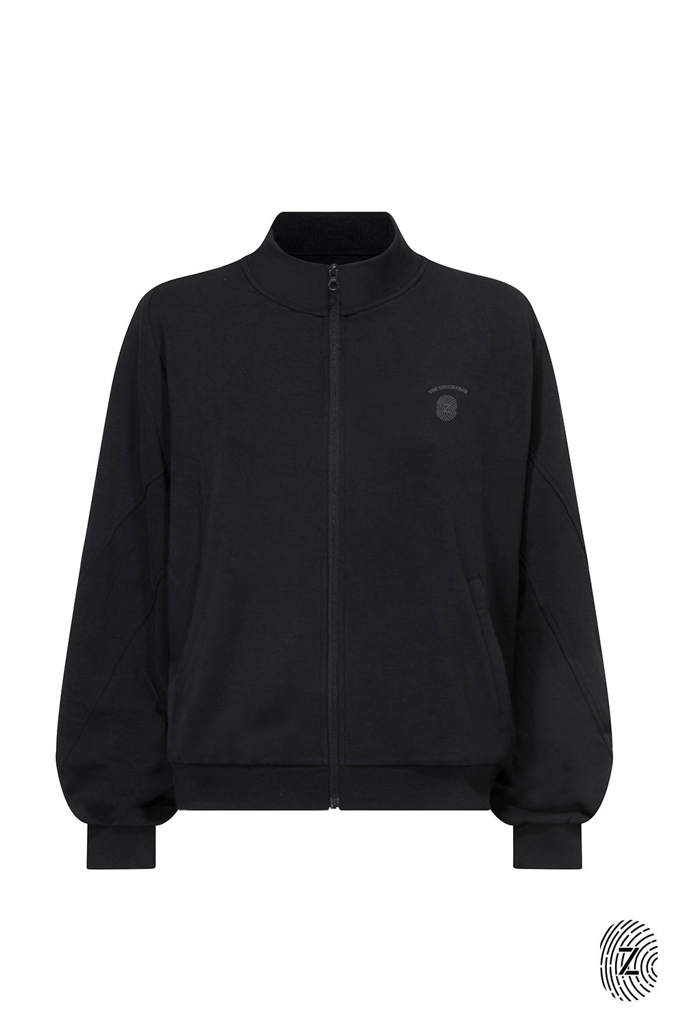 The TOUCH club.ג'קט רוכסן מלא מבד סקובה. הכירי את הג'קט המושלם למראה ספורטיבי ומעודכן. עשוי מבד סקובה איכותי ואלסטי, תחושת נוחות שאין לה תחליף. הג'קט הוא רוכסן מלא, אידיאלי לשימוש ביום-יום, הג׳קט בשילוב כיסים צדדים.מאפיינים:עשוי מבד סקובה איכותי ומפנק (לא מנדף זיעה). רוכסן מלא ובשילוב כיסים צדדים פרונטליים.מתאים לשימוש יומיומי.לוגו  TOUCH עם טביעת האצבע.סיומת פסי ריב בצווארון ובסיומת הג׳קט.שילוב של פסים בשרוולי הג׳קט.גוון שחור.