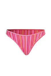 Swim-Club by Sapir Avisror's Touchתחתון בגד ים אמצע (אינו נמוך אך גם אינו גבוה).שילוב של פסי צבע לאורך כל מסגרת התחתון.לוגו טביעת אצבע בגב הפריט.הוראות כביסה - יש לכבס בכביסה ידנית בלבד.דפוס פסים ורוד.כל חלק נמכר בנפרד.לתשומת לבך - אין להסיר את מדבקת ההייגינה, במידה ותוסר לא ניתן יהיה לבצע החלפות/החזרות. 