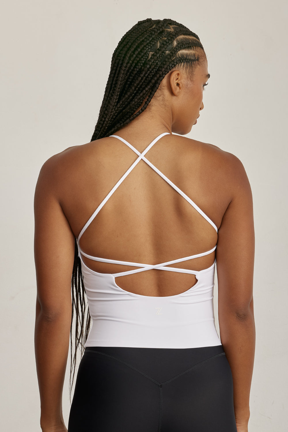 FABRIC: 4 WAY STRETCH FABRIC.גופייה מבד 4 כיוונים המתקדם, אשר מאופיין באלסטיות ניכרת לאורך כל ארבעת הצירים הראשיים, הבגד עוקב בצורה מושלמת אחר תנועות הגוף ומבטיח חופש פעולה מירבי.גזרה קלאסית, מעט ארוכה.הגופייה בשילוב שכבה פנימית מבד מרושת.הגופייה בשילוב של ריפוד נשלף. רצועות בגב אשר יוצרות X.לוגו Z בגב הפריט.גוון לבן.