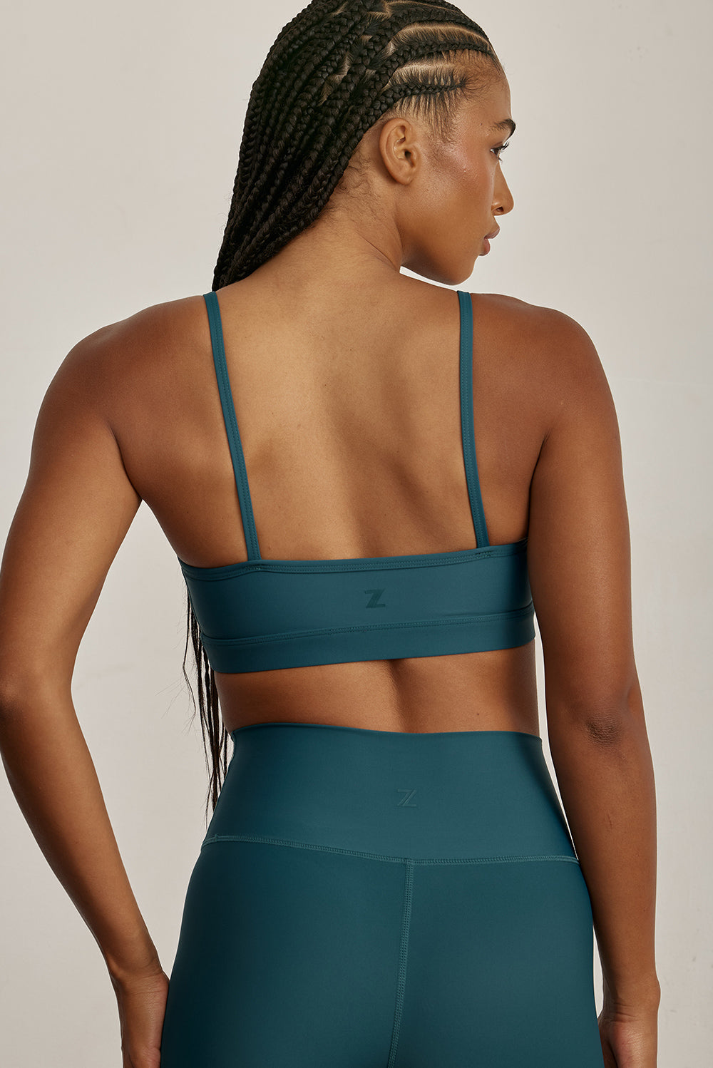 .FABRIC: 4 WAY STRETCH FABRICטופ מבד 4 כיוונים המתקדם ביותר שלנו, אשר מאופיין באלסטיות ניכרת לאורך כל ארבעת הצירים הראשיים, הבגד עוקב בצורה מושלמת אחר תנועות הגוף ומבטיח חופש פעולה מירבי.גזרה קלאסית קצרה ומחמיאההטופ בשילוב רצועות דקות.הטופ ללא ריפוד וגם ללא פתח להכנסת ריפוד.גוון טורקיז.