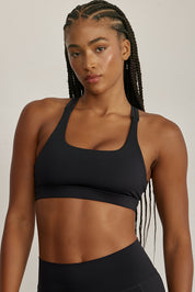 FABRIC: 4 WAY STRETCH FABRIC.טופ מבד 4 כיוונים המתקדם ביותר שלנו, אשר מאופיין באלסטיות ניכרת לאורך כל ארבעת הצירים הראשיים, הבגד עוקב בצורה מושלמת אחר תנועות הגוף ומבטיח חופש פעולה מירבי.גזרה קלאסית קצרה ומחמיאה.הטופ בשילוב כתפיות דקות ורצועות מחמיאות בגב.הטופ עם ריפוד נשלף.גוון שחור.
